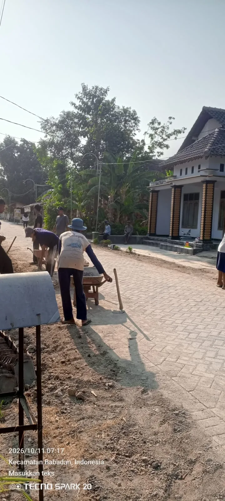 Warga Desa Polorejo Gelar Kerja Bakti Penataan Pavingisasi Jalan Kenanga